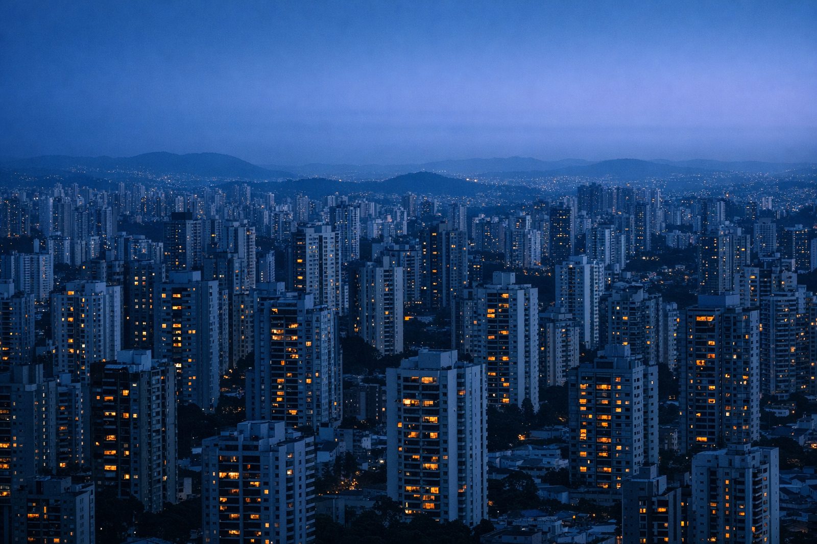 Vista aérea de uma cidade brasileira ao anoitecer